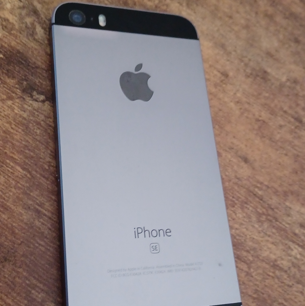 Apple iPhone SE Model 1723 64G Space Grey/Black Model MLM62VC/A Unlocked - Picture 5 of 9